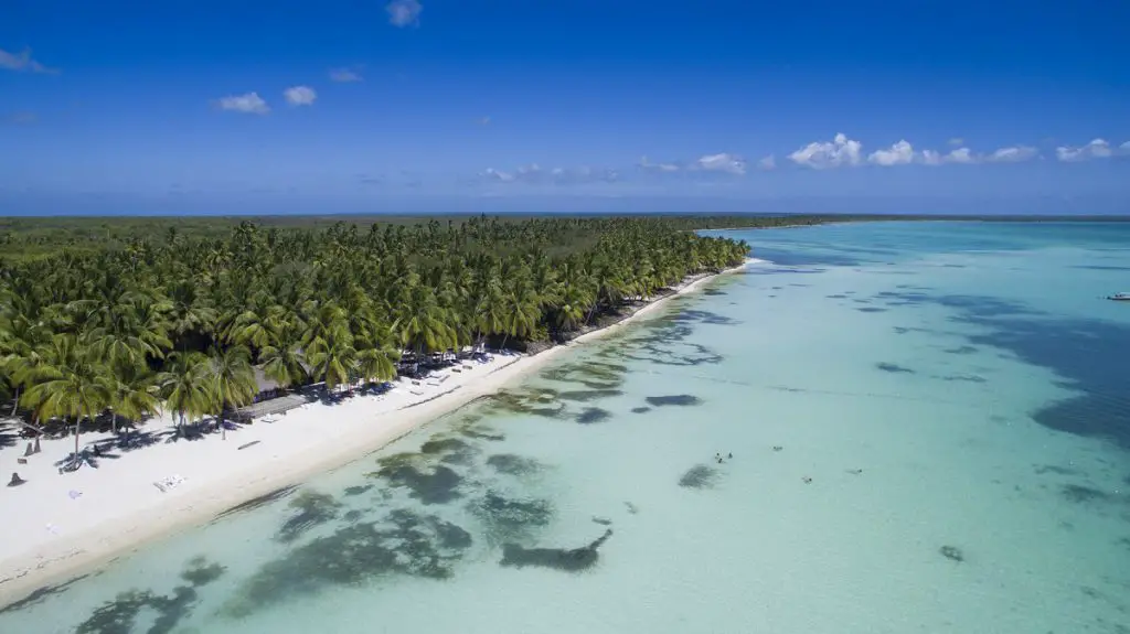 Image aérienne par drone des plages des Caraïbes par dronestudio