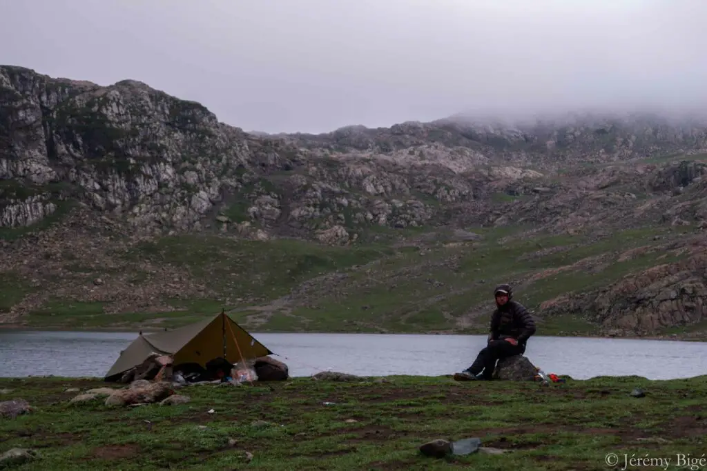 Bivouac sous le Siltarp Rab sur les rives du Sundersar. Traversée de l'Himalaya en 2024.
