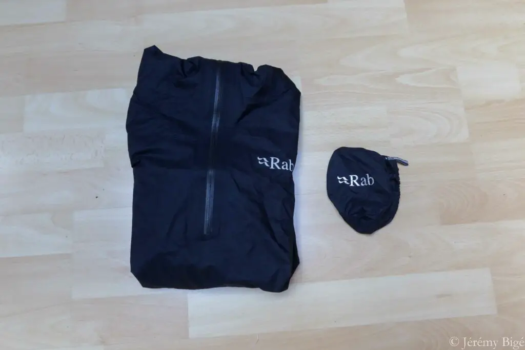 La Veste Phantom de Rab et son sac de rangement