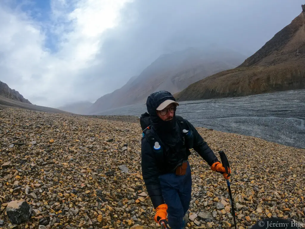 Sous la pluie, avec la veste Phantom de chez Rab, avant le passage du Parang la (5562m).