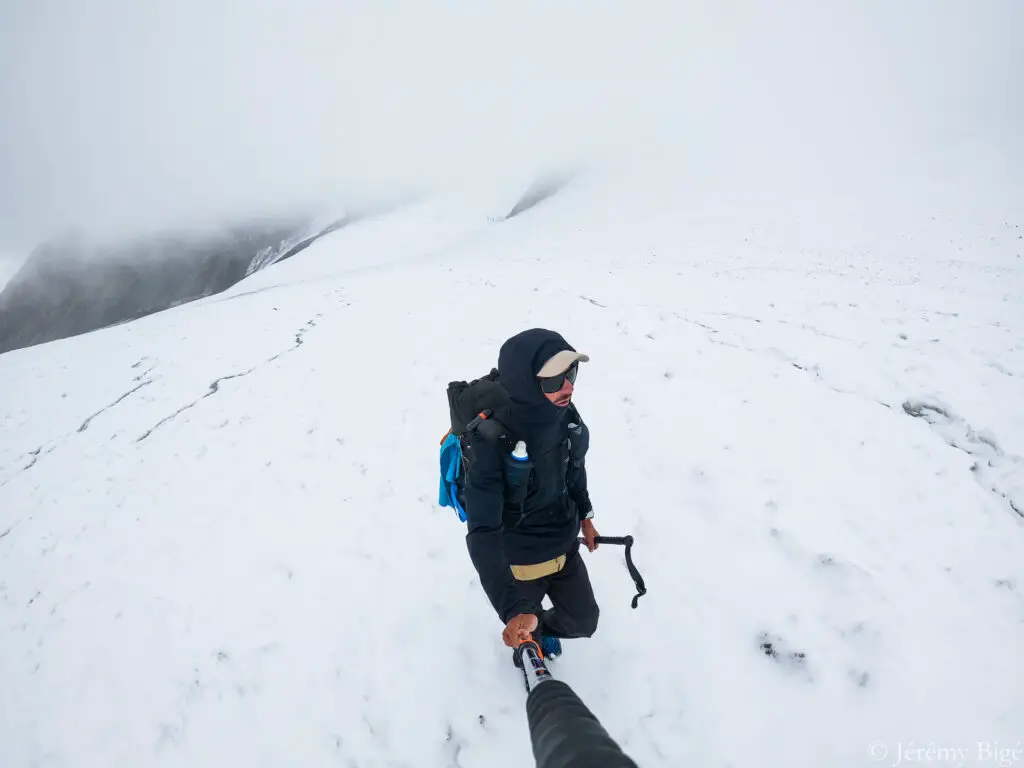 Dans le brouillard et sur le glacier en direction du Parang la (5562m).
