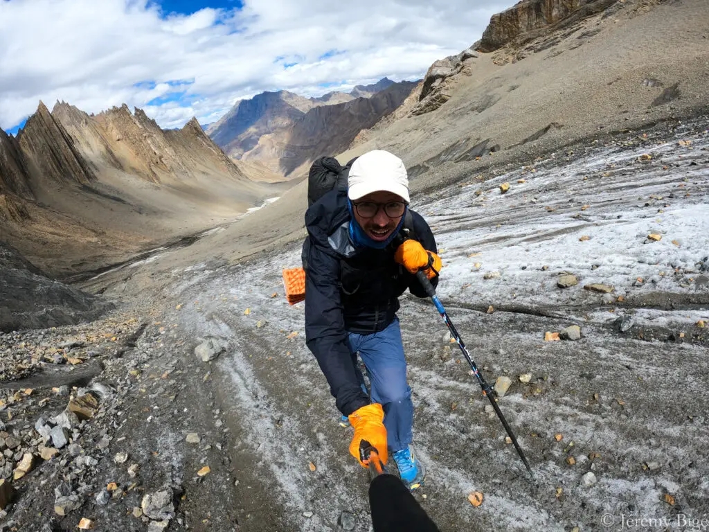 Sur le glacier terminal avant le col de Larsa Way (5281m).