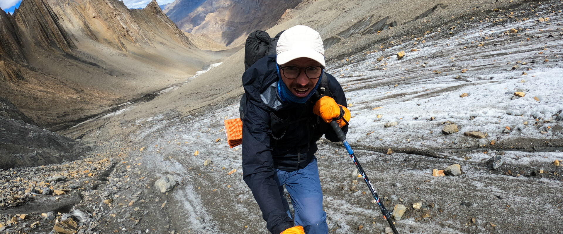 Sur le glacier terminal avant le col de Larsa Way (5281m).