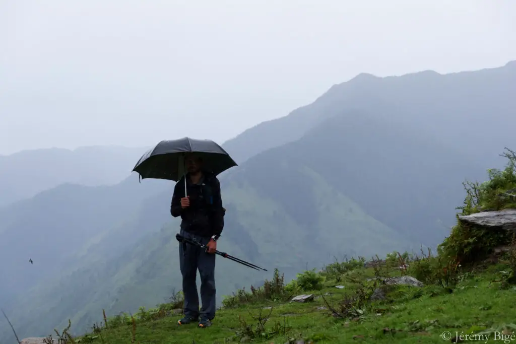 Premiers pas en Uttarakhand, sous la pluie.