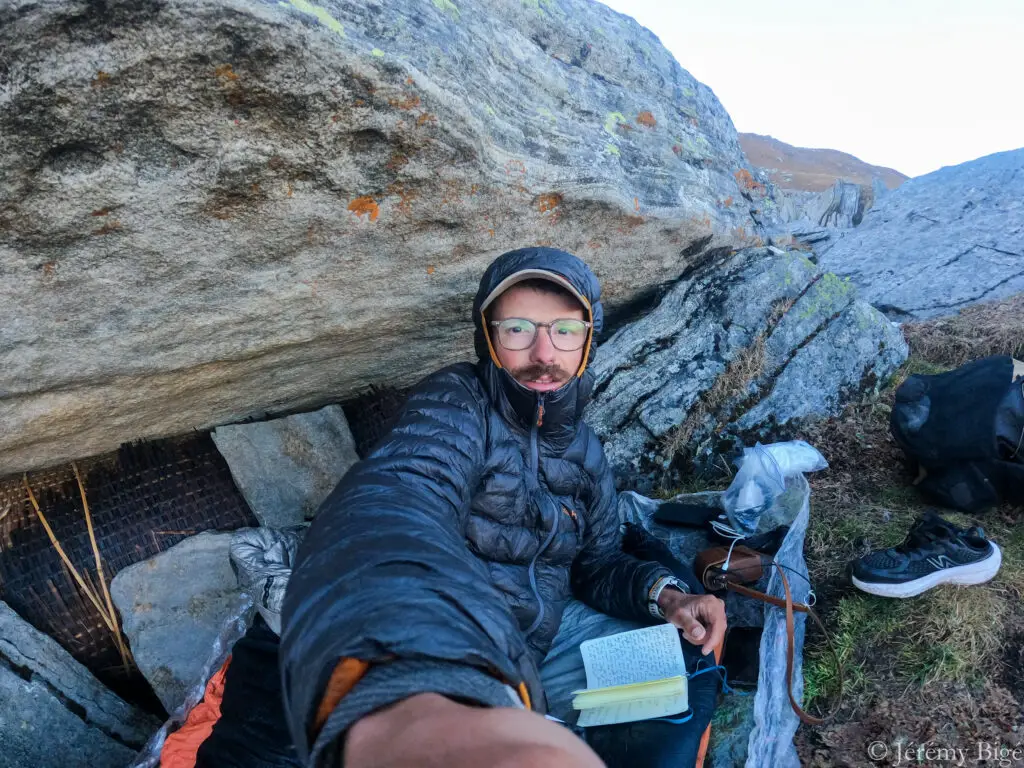 Dernier bivouac sous roche et face aux Annapurnas (8091m).