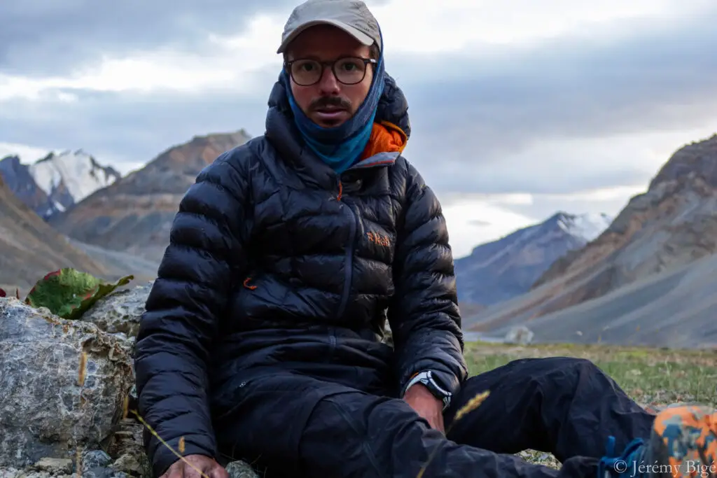 Pause au pied du Parang la (5562m) au chaud dans la doudoune mythic ultra de chez Rab.