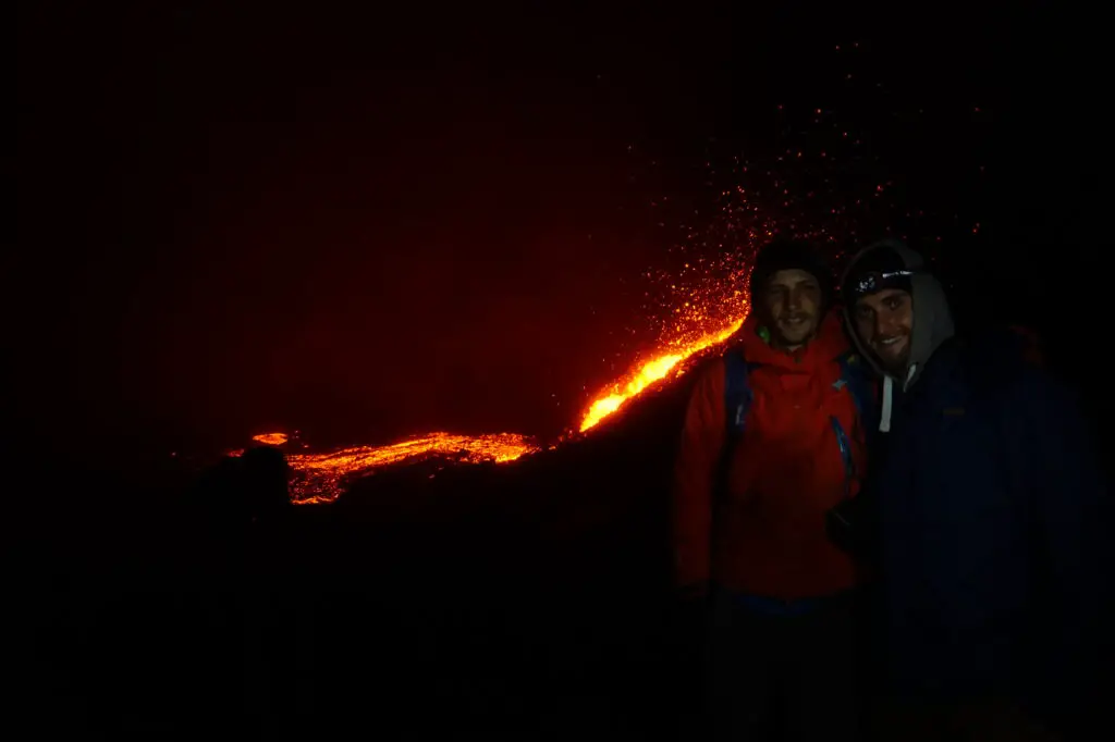 Arthur et moi devant les coulées de laves sur l'île de la réunion