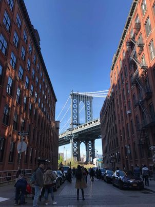 Dumbo street avec la vue sur le Manhattan Bridge