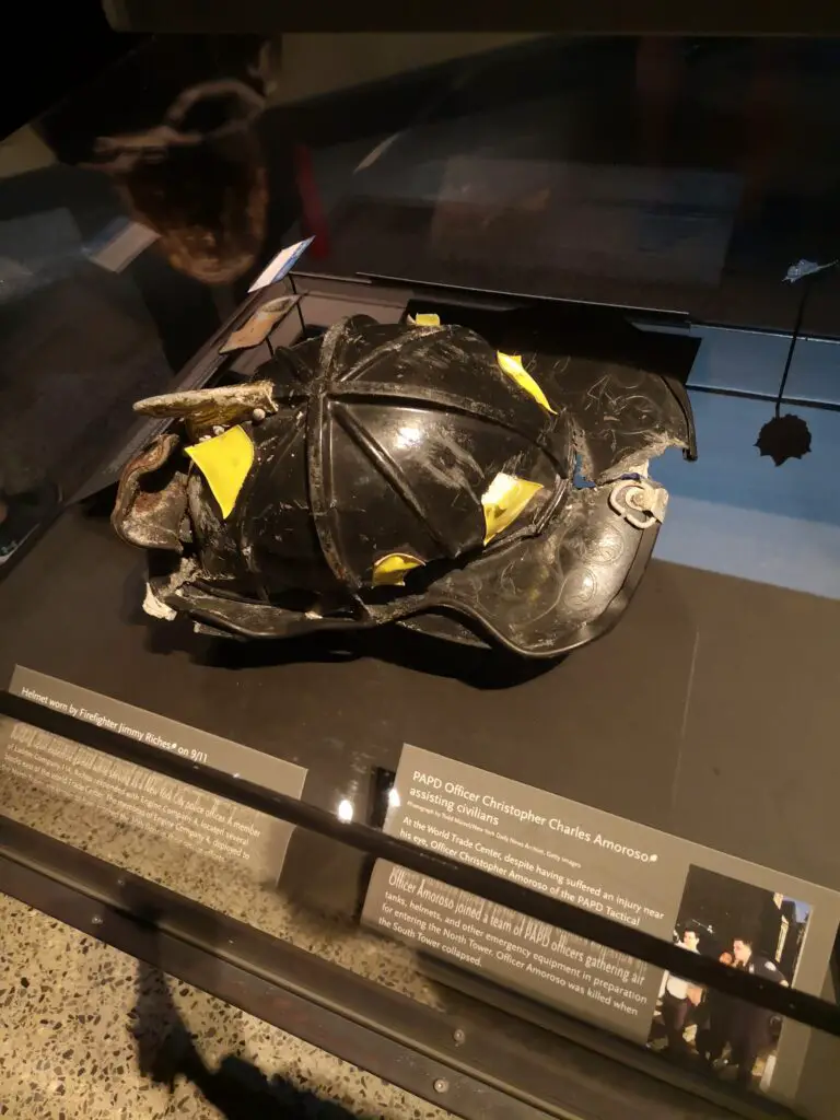 Le casque d'un pompier dans le musée du 09/11