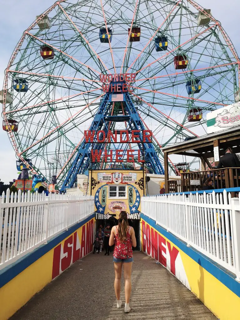 Le parc d'attractions à Coney Island