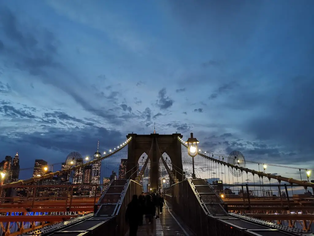 Le pont de Brooklyn de nuit