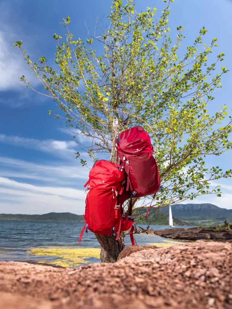 Les sacs à dos Ferrino au bord du Salagou 