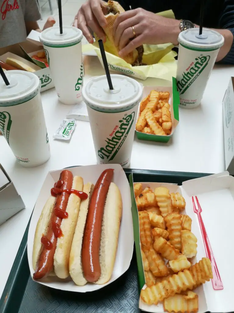 Repas chez Nathan's à New York 