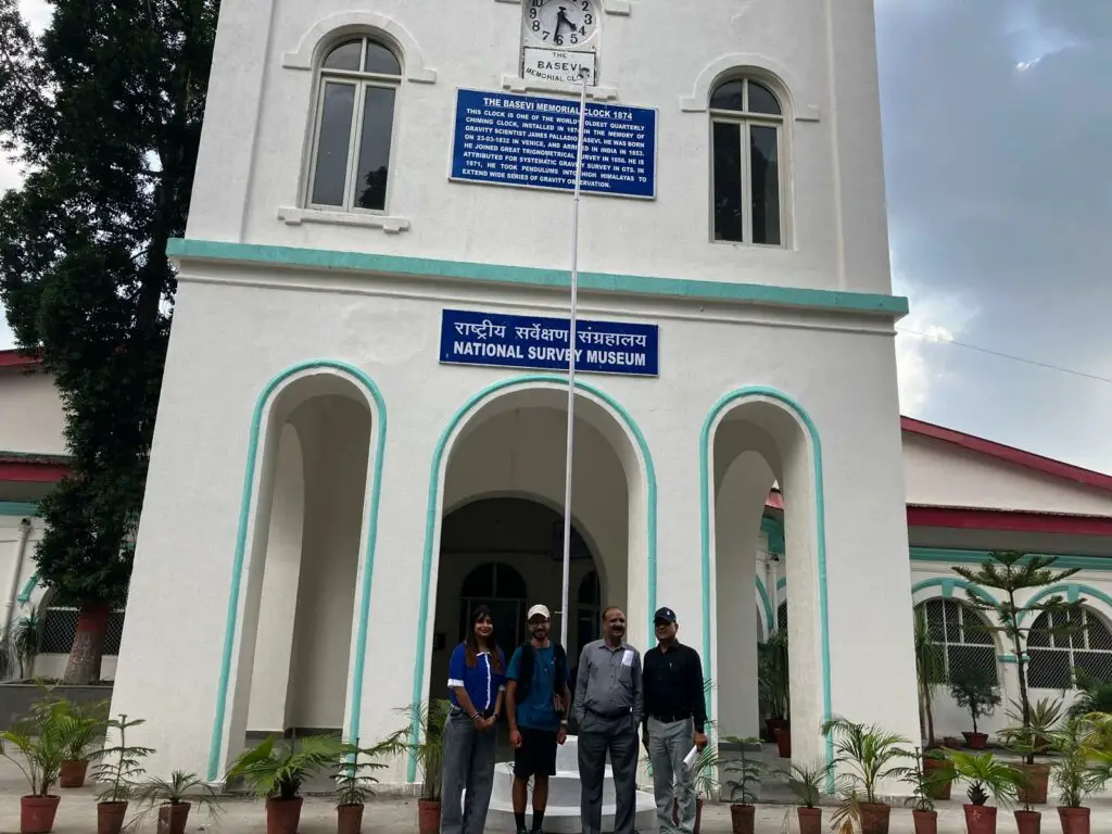 Devant l'institut de Survey of India à Dehradun.