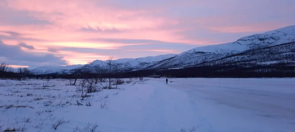 Coucher de soleil sur un lac gelé sur la Kungsleden ou voie royale en Suède