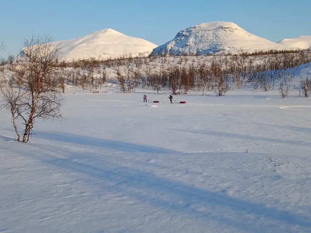 Marche sur un lac gelé sur la Kungsleden ou voie royale en Suède