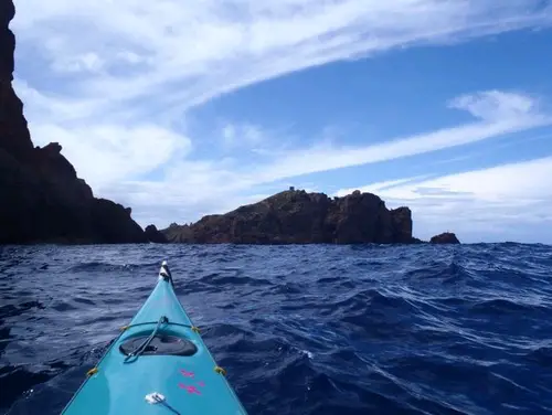 Au loin La Scandola en kayak de mer en Corse