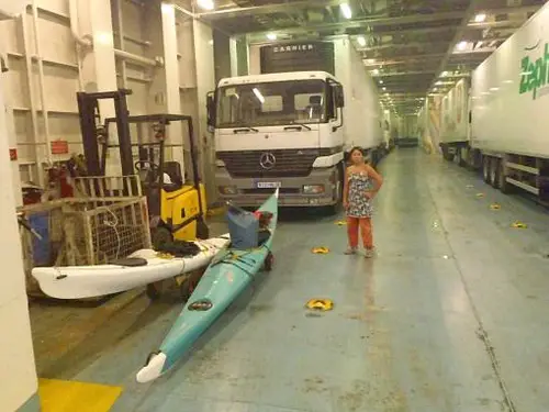 Transport en bateau des kayaks de mer pour notre itinérance en Corse