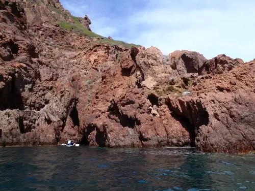 En longeant en kayak de mer La Scandola en Corse