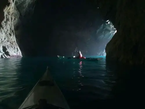 La grotte des veaux marins à la Revellata durant notre itinérance en kayak en Corse