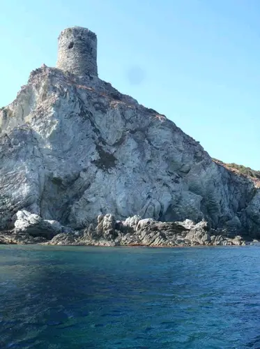 la baie de Santa Maria et sa tour en ruine durant notre trip kayak en Corse