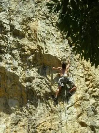 Dans le crux de « dernière danse » 6c+ - couenne dans les Hautes-Alpes