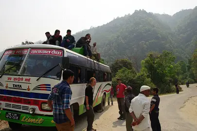 transport au commun bien chargé pour nous déposer sur le trek au Langtang