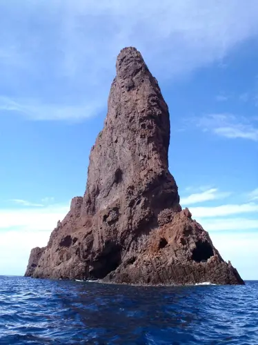 visite de toutes les petites criques et grottes de Scandola en kayak en Corse