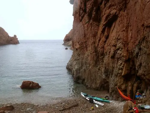 Bivouac de rêve durant notre tour de kayak en Corse