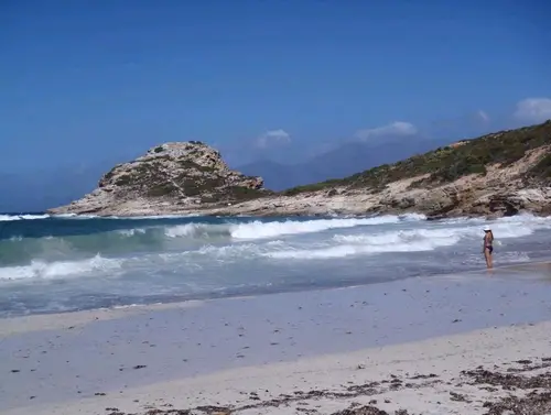 seul sur la plage de rêve des Agriate découvert en kayak en Corse