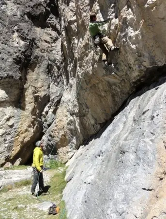 Didier se lance dans le très joli et technique 7b+ - couenne dans les Hautes-Alpes