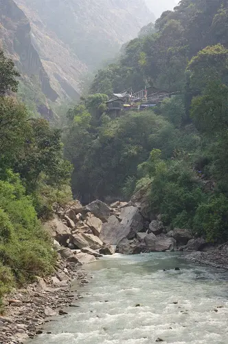 Guesthouse nichée à flanc durant notre trek au Langtang