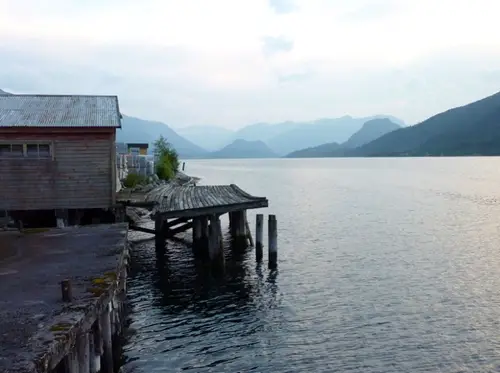 A côté de la gare d'Andalsnes avant l'ascension du ascension du Trollryggen en Norvège