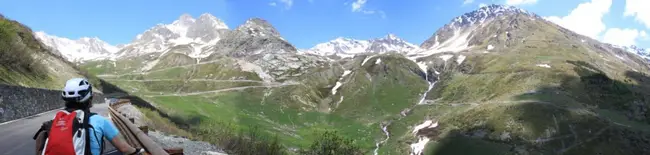 Ascension en vélo du Grand Saint Bernard 1900 mètres : le col est encore loin! (Italie)