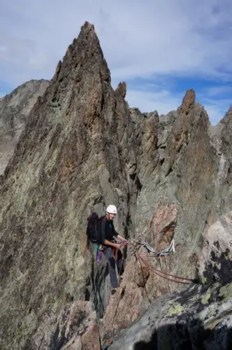 Descente de la 4ème dent, 20m lors de l'ascension de l'arête des cinéastes