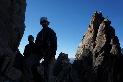 Premier bouchon le temps de laisser passer une cordée lors de l'ascension de l'arête des cinéastes