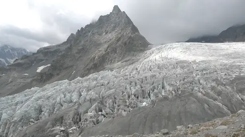  Sous un ciel capricieux lors de l'ascension de l'arête des Cinéastes