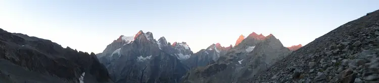  Chacun se retourne à tour de rôle pour observer les couleurs du jour lors de l'ascension de l'arête des cinéastes