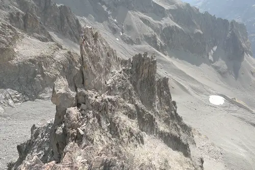 Les dents s'enchaînent et ne se ressemblent pas lors de l'ascension de l'arête des cinéastes