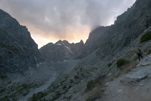 Lueur de fin de journée sur la montée au refuge du Glacier Blanc lors de l'arête des Cinéastes