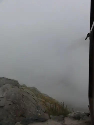 Vue de la fenêtre du dortoir du Refuge du Glacier Blanc, lors de l'ascension de l'arête des Cinéastes