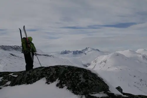 Au sommet, on distingue le massif du Hurrungane dans le fond 