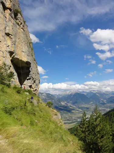 Balcon agréable de La Falaise du Ponteil lors de notre session escalade en Couenne à l'Argentière-la Bessée