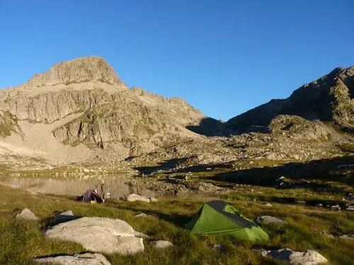 Bivouac au lac de l'Obaga (2200m) durant une randonnée sur La Senda