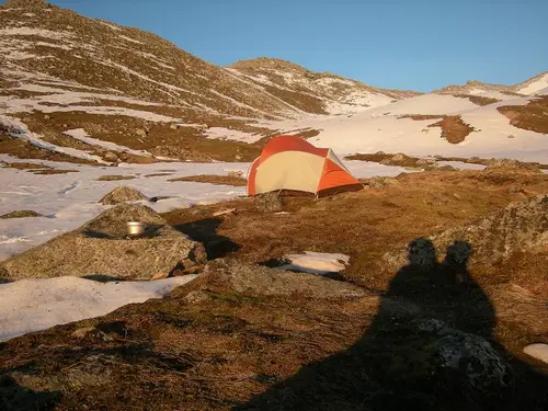 Bivouac dans le village déserté de Amistal Y dans le montagnes du Kaçkar en turquie