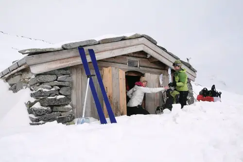 Cabane de secours près du refuge de Leirvasbu apprécié après une journée ski de randonnée en Norvège