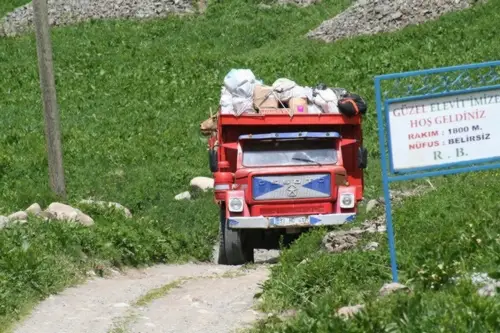 Camion livrant des marchandises à Elevit en turquie