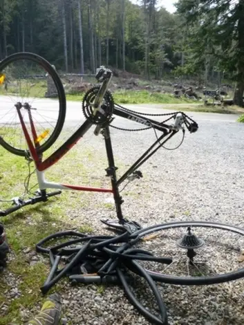 Plus de chambre à air de secours, il n'y a plus qu'à attendre la voiture balais pour cette fin de journée VTT dans les Cévennes