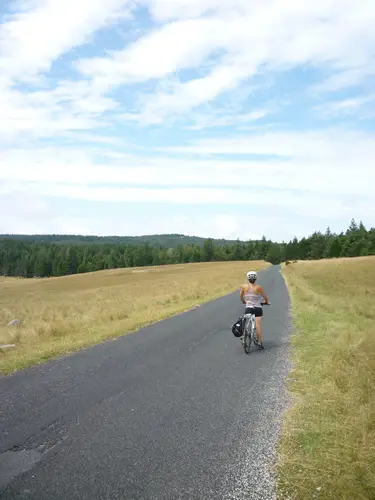 Une route aux allures de grandes pistes cyclables dans les Cévennes