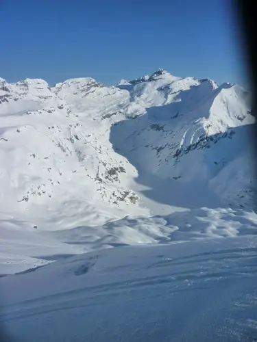 A la belle descente à venir en direction du lac: c'était aussi bon que ça en a l'air sur la photo. Il faudra remonter ensuite en face, au col bien à droite du sommet plat au centre de la photo